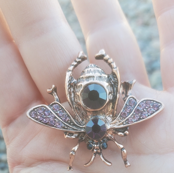 New Rhinestone Bee Brooch. - Picture 13 of 14